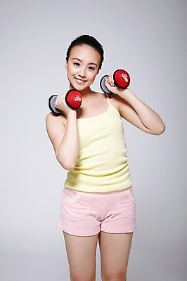 포토 JPG 스튜디오촬영 외국인 해외기획촬영 우먼라이프 라이프스타일 여자 2011년중국 반바지 회색배경 실내 건강 한명 서기 미소 웃음 들기 사람 동양인 20대 성인 앞모습 운동복 민소매 운동 중국인 건강관리 운동기구 헬스 아령 도구 목표 팔운동 의료성형뷰티 여자만 여자한명만 성인여자만 청년만 청년여자만 성인한명만 청년여자한명만 성인여자한명만 성인만 국내포토 1 옷 뷰포인트 백그라운드 컨셉 상의 바지 모션 표정 관리 인종 청년 내부 생활 회색 파일형식