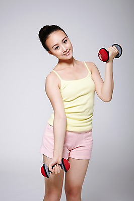 포토 JPG 스튜디오촬영 외국인 해외기획촬영 우먼라이프 라이프스타일 여자 2011년중국 반바지 회색배경 실내 건강 한명 서기 미소 웃음 들기 사람 동양인 20대 성인 앞모습 운동복 민소매 운동 중국인 건강관리 운동기구 헬스 아령 도구 목표 팔운동 의료성형뷰티 여자만 여자한명만 성인여자만 청년만 청년여자만 성인한명만 청년여자한명만 성인여자한명만 성인만 국내포토 1 옷 뷰포인트 백그라운드 컨셉 상의 바지 모션 표정 관리 인종 청년 내부 생활 회색 파일형식