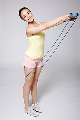 포토 JPG 스튜디오촬영 전신 외국인 해외기획촬영 우먼라이프 라이프스타일 여자 줄 포즈 운동화 2011년중국 반바지 회색배경 실내 건강 한명 서기 미소 웃음 들기 사람 동양인 20대 성인 옆모습 운동복 민소매 운동 중국인 건강관리 운동기구 헬스 도구 목표 줄넘기 의료성형뷰티 여자만 여자한명만 성인여자만 청년만 청년여자만 성인한명만 청년여자한명만 성인여자한명만 성인만 국내포토 1 옷 뷰포인트 백그라운드 신발 컨셉 상의 바지 모션 표정 관리 인종 청년 내부 생활 회색 파일형식