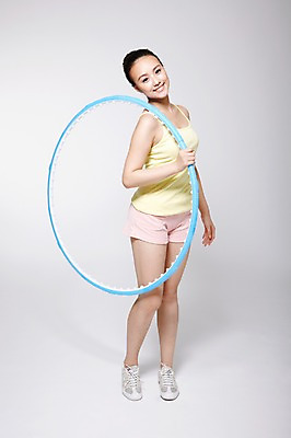 포토 JPG 스튜디오촬영 전신 외국인 해외기획촬영 우먼라이프 라이프스타일 여자 포즈 운동화 2011년중국 반바지 회색배경 실내 건강 한명 서기 미소 웃음 들기 사람 동양인 20대 성인 옆모습 운동복 민소매 운동 중국인 건강관리 운동기구 헬스 도구 목표 훌라후프 허리운동 의료성형뷰티 여자만 여자한명만 성인여자만 청년만 청년여자만 성인한명만 청년여자한명만 성인여자한명만 성인만 국내포토 1 옷 뷰포인트 백그라운드 신발 컨셉 상의 바지 모션 표정 관리 인종 청년 내부 생활 회색 파일형식