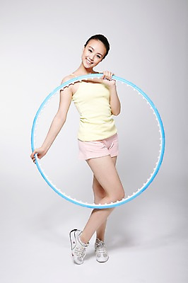 포토 JPG 스튜디오촬영 전신 외국인 해외기획촬영 우먼라이프 라이프스타일 여자 포즈 운동화 2011년중국 반바지 회색배경 실내 건강 한명 서기 미소 웃음 들기 사람 동양인 20대 성인 앞모습 운동복 민소매 운동 중국인 건강관리 운동기구 헬스 도구 목표 훌라후프 허리운동 의료성형뷰티 여자만 여자한명만 성인여자만 청년만 청년여자만 성인한명만 청년여자한명만 성인여자한명만 성인만 국내포토 1 옷 뷰포인트 백그라운드 신발 컨셉 상의 바지 모션 표정 관리 인종 청년 내부 생활 회색 파일형식