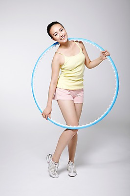 포토 JPG 스튜디오촬영 전신 외국인 해외기획촬영 우먼라이프 라이프스타일 여자 포즈 운동화 2011년중국 반바지 회색배경 실내 건강 한명 서기 미소 웃음 들기 사람 동양인 20대 성인 앞모습 운동복 민소매 운동 중국인 건강관리 운동기구 헬스 도구 목표 훌라후프 허리운동 의료성형뷰티 여자만 여자한명만 성인여자만 청년만 청년여자만 성인한명만 청년여자한명만 성인여자한명만 성인만 국내포토 1 옷 뷰포인트 백그라운드 신발 컨셉 상의 바지 모션 표정 관리 인종 청년 내부 생활 회색 파일형식