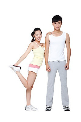 포토 JPG 스튜디오촬영 전신 외국인 해외기획촬영 라이프스타일 커플 여자 남자 한쌍 포즈 운동화 2011년중국 반바지 실내 건강 서기 미소 웃음 누끼 사람 동양인 20대 성인 두명 앞모습 옆모습 운동복 민소매 운동 중국인 건강관리 헬스 스트레칭 체조 다리들기 커플체조 청년만 성인만 국내포토 옷 뷰포인트 신발 상의 바지 관계 모션 표정 관리 인종 청년 내부 생활 파일형식