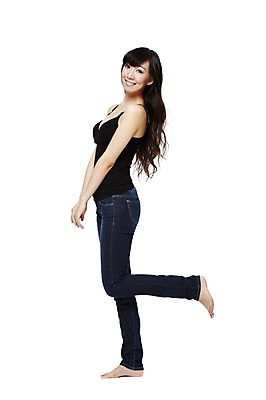 포토 JPG 스튜디오촬영 전신 외국인 모델 해외기획촬영 우먼라이프 긴머리 여자 패션 포즈 2011년중국 맨발 실내 한명 서기 미소 웃음 누끼 사람 동양인 20대 성인 옆모습 캐주얼 민소매 중국인 청바지 다리들기 여자만 여자한명만 성인여자만 청년만 청년여자만 성인한명만 청년여자한명만 성인여자한명만 성인만 국내포토 1 라이프스타일 헤어스타일 옷 뷰포인트 상의 바지 모션 발 표정 인종 청년 내부 파일형식