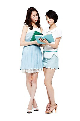 포토 JPG 스튜디오촬영 전신 학생 우먼라이프 라이프스타일 응시 원피스 여학생 여자 교육 패션 대학생 반바지 교재 실내 서기 들기 누끼 사람 동양인 20대 성인 두명 앞모습 책 캐주얼 친구 치마 민소매 독서 스쿨라이프 캠퍼스라이프 한국인 하이힐 읽기 신입생 여자만 성인여자만 청년만 청년여자만 성인만 국내포토 시선 옷 구두 뷰포인트 상의 바지 학교 관계 모션 하의 인종 청년 내부 생활 여성화 파일형식