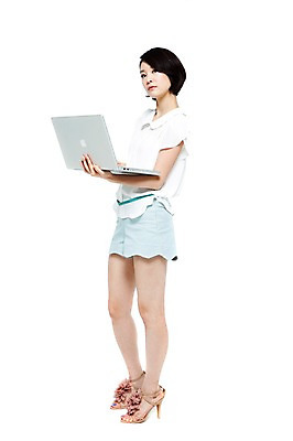 포토 JPG 스튜디오촬영 전신 학생 우먼라이프 라이프스타일 여학생 여자 패션 대학생 포즈 인터넷 반바지 실내 한명 서기 들기 누끼 사람 동양인 20대 성인 옆모습 캐주얼 노트북 컴퓨터 스쿨라이프 캠퍼스라이프 한국인 웹서핑 단발머리 하이힐 신입생 여자만 여자한명만 성인여자만 청년만 청년여자만 성인한명만 청년여자한명만 성인여자한명만 성인만 국내포토 1 헤어스타일 옷 구두 뷰포인트 바지 학교 모션 인종 청년 내부 생활 전자제품 여성화 파일형식