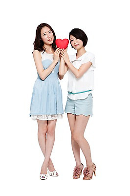 포토 JPG 스튜디오촬영 전신 학생 우먼라이프 라이프스타일 원피스 여학생 여자 패션 대학생 포즈 반바지 실내 선물 서기 미소 웃음 들기 누끼 사람 동양인 20대 성인 두명 앞모습 캐주얼 친구 치마 민소매 스쿨라이프 캠퍼스라이프 우정 한국인 하트 하이힐 신입생 하트상자 여자만 성인여자만 청년만 청년여자만 성인만 국내포토 모양 옷 구두 뷰포인트 상의 바지 학교 관계 모션 하의 표정 인종 청년 내부 생활 상자 여성화 파일형식