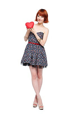 포토 JPG 스튜디오촬영 전신 모델 우먼라이프 라이프스타일 원피스 여자 패션 팔찌 실내 선물 한명 서기 들기 누끼 사람 동양인 이벤트 20대 성인 앞모습 선물상자 치마 상자 캠퍼스라이프 한국인 벨트 하트 단발머리 하이힐 튜브탑 튜브탑원피스 하트상자 여자만 여자한명만 성인여자만 청년만 청년여자만 성인한명만 청년여자한명만 성인여자한명만 성인만 국내포토 모양 1 헤어스타일 잡화 옷 구두 뷰포인트 상의 장신구 모션 하의 인종 청년 내부 생활 여성화 파일형식