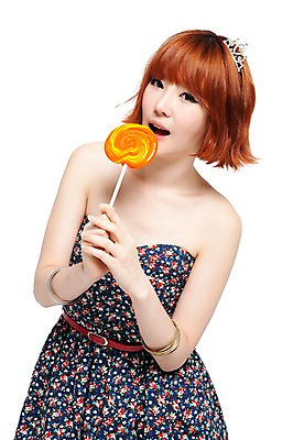 포토 JPG 스튜디오촬영 모델 우먼라이프 라이프스타일 원피스 여자 패션 음식 포즈 팔찌 왕관 실내 막대사탕 사탕 한명 서기 들기 누끼 사람 동양인 20대 성인 앞모습 치마 캠퍼스라이프 한국인 벨트 단발머리 머리핀 튜브탑 튜브탑원피스 여자만 여자한명만 성인여자만 청년만 청년여자만 성인한명만 청년여자한명만 성인여자한명만 성인만 국내포토 1 헤어스타일 잡화 옷 뷰포인트 상의 장신구 모션 하의 디저트 인종 청년 내부 생활 파일형식