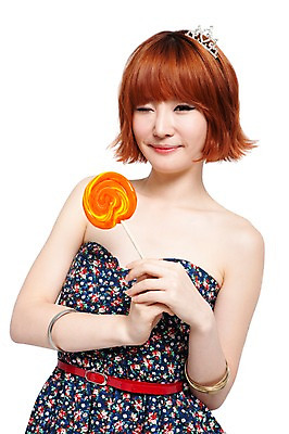 포토 JPG 스튜디오촬영 모델 우먼라이프 라이프스타일 원피스 여자 패션 음식 포즈 팔찌 왕관 실내 막대사탕 사탕 윙크 한명 미소 웃음 들기 누끼 사람 동양인 상반신 20대 성인 앞모습 치마 캠퍼스라이프 한국인 벨트 단발머리 머리핀 튜브탑 튜브탑원피스 여자만 여자한명만 성인여자만 청년만 청년여자만 성인한명만 청년여자한명만 성인여자한명만 성인만 국내포토 1 헤어스타일 잡화 옷 뷰포인트 상의 장신구 모션 하의 디저트 표정 인종 청년 내부 생활 파일형식