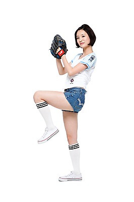 포토 JPG 스튜디오촬영 전신 여자 포즈 운동화 유니폼 반바지 응원 모션 양말 실내 한명 서기 들기 누끼 사람 동양인 20대 성인 옆모습 캐주얼 야구 한국인 글러브 글로브 야구글러브 자신감 단발머리 던지기 니삭스 스니커즈 치어리더 열정 응원복 응원단 투수 다리들기 시구 와인드업 여자만 여자한명만 성인여자만 청년만 청년여자만 성인한명만 청년여자한명만 성인여자한명만 성인만 국내포토 1 헤어스타일 옷 감정 스포츠용품 뷰포인트 장갑 신발 바지 인종 청년 내부 구기 야구선수 파일형식