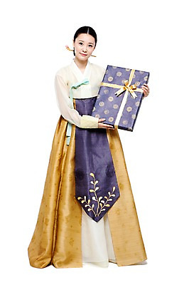 포토 JPG 스튜디오촬영 전신 한국문화 한국전통 전통 여자 명절 전통문화 포즈 한국 실내 선물 한명 서기 미소 웃음 들기 누끼 사람 동양인 20대 성인 앞모습 선물상자 치마 상자 한국인 우아함 전통의상 한복 저고리 비녀 쪽머리 여자만 여자한명만 성인여자만 청년만 청년여자만 성인한명만 청년여자한명만 성인여자한명만 성인만 국내포토 1 동양문화 헤어스타일 기념일 아시아 문화 뷰포인트 컨셉 모션 하의 전통소품 표정 인종 청년 내부 파일형식 헤어액세사리