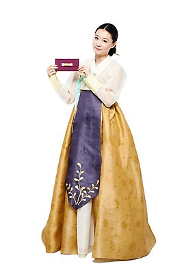 포토 JPG 스튜디오촬영 전신 한국문화 한국전통 전통 여자 명절 전통문화 포즈 한국 실내 선물 한명 서기 미소 웃음 들기 누끼 사람 동양인 20대 성인 앞모습 치마 한국인 우아함 전통의상 한복 상품권 저고리 비녀 쪽머리 여자만 여자한명만 성인여자만 청년만 청년여자만 성인한명만 청년여자한명만 성인여자한명만 성인만 국내포토 1 동양문화 헤어스타일 기념일 아시아 문화 뷰포인트 컨셉 모션 하의 전통소품 표정 인종 청년 내부 파일형식 헤어액세사리