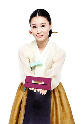 포토 JPG 스튜디오촬영 한국문화 한국전통 전통 여자 명절 전통문화 포즈 한국 실내 선물 한명 미소 웃음 들기 누끼 사람 동양인 상반신 20대 성인 앞모습 치마 한국인 우아함 전통의상 한복 상품권 저고리 비녀 쪽머리 여자만 여자한명만 성인여자만 청년만 청년여자만 성인한명만 청년여자한명만 성인여자한명만 성인만 국내포토 1 동양문화 헤어스타일 기념일 아시아 문화 뷰포인트 컨셉 모션 하의 전통소품 표정 인종 청년 내부 파일형식 헤어액세사리