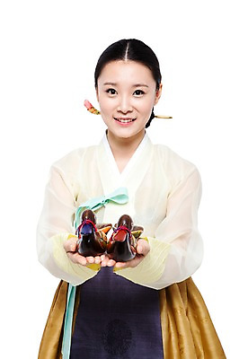 포토 JPG 스튜디오촬영 한국문화 한국전통 전통 여자 명절 전통문화 인형 포즈 오리 전통소품 한국 실내 한명 미소 웃음 들기 누끼 사람 동양인 상반신 20대 성인 앞모습 장식 치마 한국인 우아함 전통의상 한복 원앙 저고리 비녀 쪽머리 여자만 여자한명만 성인여자만 청년만 청년여자만 성인한명만 청년여자한명만 성인여자한명만 성인만 국내포토 1 동양문화 헤어스타일 기념일 아시아 문화 뷰포인트 컨셉 모션 조류 하의 표정 인종 청년 내부 오브젝트 파일형식 헤어액세사리