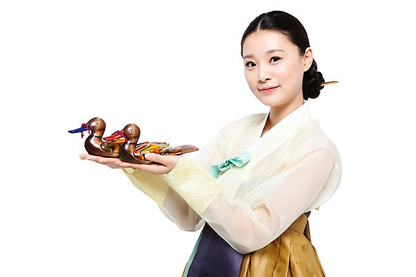 포토 JPG 스튜디오촬영 한국문화 한국전통 전통 여자 명절 전통문화 인형 포즈 오리 전통소품 한국 실내 한명 미소 웃음 들기 누끼 사람 동양인 상반신 20대 성인 옆모습 장식 치마 한국인 우아함 전통의상 한복 원앙 저고리 비녀 쪽머리 여자만 여자한명만 성인여자만 청년만 청년여자만 성인한명만 청년여자한명만 성인여자한명만 성인만 국내포토 1 동양문화 헤어스타일 기념일 아시아 문화 뷰포인트 컨셉 모션 조류 하의 표정 인종 청년 내부 오브젝트 파일형식 헤어액세사리