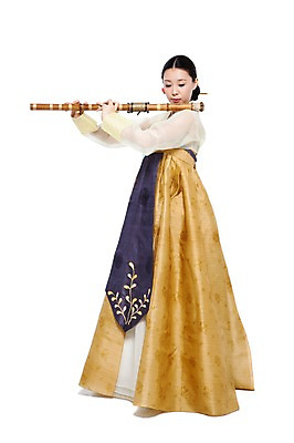 포토 JPG 스튜디오촬영 전신 한국문화 한국전통 전통 여자 전통문화 악기 음악 포즈 연주 한국 실내 국악기 국악 관악기 한명 서기 들기 누끼 사람 동양인 20대 성인 앞모습 치마 한국인 우아함 전통의상 한복 불기 저고리 피리 비녀 쪽머리 대금 여자만 여자한명만 성인여자만 청년만 청년여자만 성인한명만 청년여자한명만 성인여자한명만 성인만 국내포토 1 동양문화 헤어스타일 아시아 문화 뷰포인트 컨셉 모션 하의 문화예술 전통소품 인종 청년 내부 목관악기 파일형식 헤어액세사리