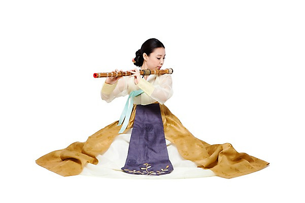 포토 JPG 스튜디오촬영 전신 한국문화 한국전통 전통 여자 전통문화 악기 음악 포즈 연주 한국 실내 국악기 국악 관악기 한명 들기 누끼 사람 앉기 동양인 20대 성인 앞모습 치마 한국인 우아함 전통의상 한복 불기 저고리 피리 비녀 쪽머리 대금 여자만 여자한명만 성인여자만 청년만 청년여자만 성인한명만 청년여자한명만 성인여자한명만 성인만 국내포토 1 동양문화 헤어스타일 아시아 문화 뷰포인트 컨셉 모션 하의 문화예술 전통소품 인종 청년 내부 목관악기 파일형식 헤어액세사리