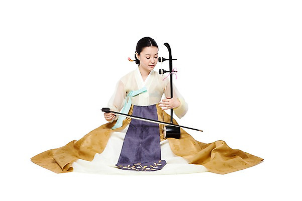 포토 JPG 스튜디오촬영 전신 한국문화 한국전통 전통 여자 전통문화 악기 음악 포즈 연주 현악기 한국 실내 국악기 국악 한명 들기 누끼 사람 앉기 동양인 20대 성인 앞모습 치마 한국인 우아함 전통의상 한복 활 저고리 비녀 쪽머리 해금 여자만 여자한명만 성인여자만 청년만 청년여자만 성인한명만 청년여자한명만 성인여자한명만 성인만 국내포토 1 동양문화 헤어스타일 아시아 문화 뷰포인트 컨셉 모션 하의 문화예술 전통소품 인종 청년 내부 파일형식 헤어액세사리