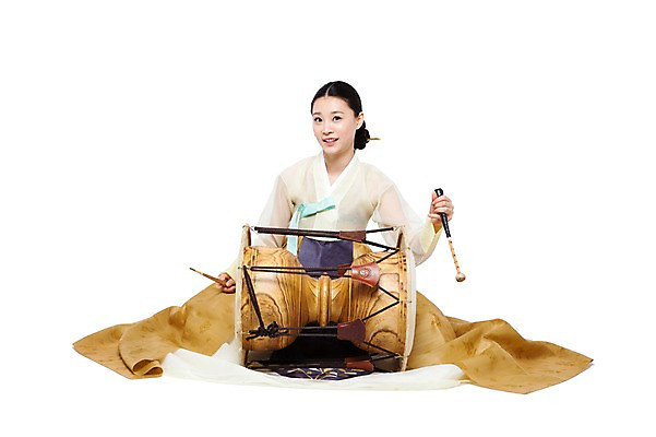 포토 JPG 스튜디오촬영 전신 한국문화 한국전통 전통 여자 전통문화 악기 음악 포즈 연주 타악기 한국 실내 국악기 국악 한명 미소 웃음 들기 누끼 사람 앉기 동양인 20대 성인 앞모습 치마 한국인 우아함 전통의상 한복 저고리 장구 비녀 쪽머리 장구채 여자만 여자한명만 성인여자만 청년만 청년여자만 성인한명만 청년여자한명만 성인여자한명만 성인만 국내포토 1 동양문화 헤어스타일 아시아 문화 뷰포인트 컨셉 모션 하의 문화예술 전통소품 표정 인종 청년 내부 파일형식 헤어액세사리