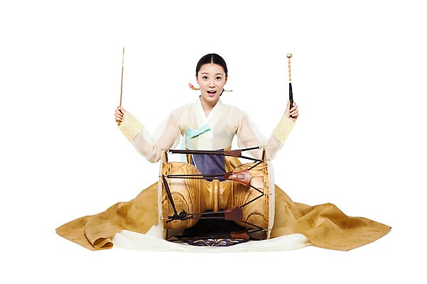 포토 JPG 스튜디오촬영 전신 한국문화 한국전통 전통 여자 전통문화 악기 음악 포즈 연주 타악기 한국 실내 국악기 국악 한명 들기 누끼 사람 앉기 동양인 20대 성인 앞모습 치마 한국인 우아함 전통의상 한복 저고리 장구 비녀 쪽머리 장구채 여자만 여자한명만 성인여자만 청년만 청년여자만 성인한명만 청년여자한명만 성인여자한명만 성인만 국내포토 1 동양문화 헤어스타일 아시아 문화 뷰포인트 컨셉 모션 하의 문화예술 전통소품 인종 청년 내부 파일형식 헤어액세사리