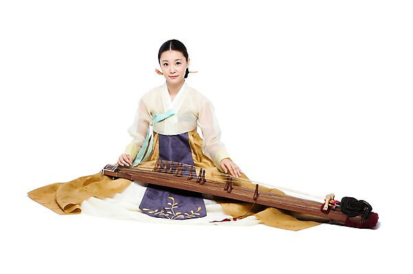 포토 JPG 스튜디오촬영 전신 한국문화 한국전통 전통 여자 전통문화 악기 음악 포즈 연주 현악기 한국 실내 국악기 국악 한명 누끼 사람 앉기 동양인 20대 성인 앞모습 치마 한국인 우아함 전통의상 한복 저고리 비녀 가야금 쪽머리 여자만 여자한명만 성인여자만 청년만 청년여자만 성인한명만 청년여자한명만 성인여자한명만 성인만 국내포토 1 동양문화 헤어스타일 아시아 문화 뷰포인트 컨셉 모션 하의 문화예술 전통소품 인종 청년 내부 파일형식 헤어액세사리