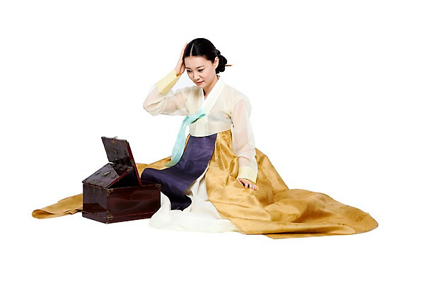 포토 JPG 스튜디오촬영 전신 한국문화 한국전통 전통 응시 여자 명절 전통문화 포즈 한국 실내 한명 누끼 사람 앉기 동양인 20대 성인 앞모습 치마 화장 거울 한국인 우아함 전통의상 한복 저고리 화장대 비녀 쪽머리 경대 여자만 여자한명만 성인여자만 청년만 청년여자만 성인한명만 청년여자한명만 성인여자한명만 성인만 국내포토 1 동양문화 헤어스타일 시선 기념일 아시아 문화 뷰포인트 가구 컨셉 모션 하의 전통소품 인종 청년 내부 뷰티 파일형식 헤어액세사리