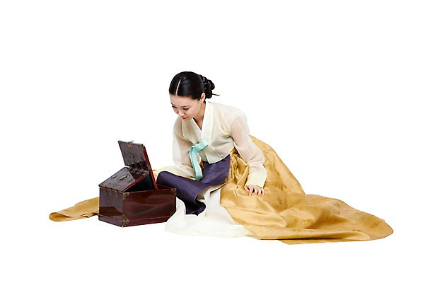 포토 JPG 스튜디오촬영 전신 한국문화 한국전통 전통 응시 여자 명절 전통문화 포즈 한국 실내 한명 누끼 사람 앉기 동양인 20대 성인 앞모습 치마 화장 거울 한국인 우아함 전통의상 한복 저고리 화장대 비녀 쪽머리 경대 여자만 여자한명만 성인여자만 청년만 청년여자만 성인한명만 청년여자한명만 성인여자한명만 성인만 국내포토 1 동양문화 헤어스타일 시선 기념일 아시아 문화 뷰포인트 가구 컨셉 모션 하의 전통소품 인종 청년 내부 뷰티 파일형식 헤어액세사리