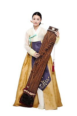 포토 JPG 스튜디오촬영 전신 한국문화 한국전통 전통 여자 전통문화 악기 음악 포즈 현악기 한국 실내 국악기 국악 한명 서기 누끼 사람 동양인 20대 성인 앞모습 치마 한국인 우아함 전통의상 한복 노리개 저고리 비녀 가야금 쪽머리 여자만 여자한명만 성인여자만 청년만 청년여자만 성인한명만 청년여자한명만 성인여자한명만 성인만 국내포토 1 동양문화 헤어스타일 아시아 문화 뷰포인트 컨셉 모션 하의 문화예술 전통소품 인종 청년 내부 파일형식 헤어액세사리