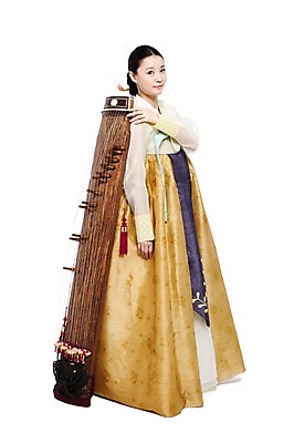 포토 JPG 스튜디오촬영 전신 한국문화 한국전통 전통 여자 전통문화 악기 음악 포즈 현악기 한국 실내 국악기 국악 한명 서기 누끼 사람 동양인 20대 성인 옆모습 치마 한국인 우아함 전통의상 한복 노리개 저고리 비녀 가야금 쪽머리 여자만 여자한명만 성인여자만 청년만 청년여자만 성인한명만 청년여자한명만 성인여자한명만 성인만 국내포토 1 동양문화 헤어스타일 아시아 문화 뷰포인트 컨셉 모션 하의 문화예술 전통소품 인종 청년 내부 파일형식 헤어액세사리