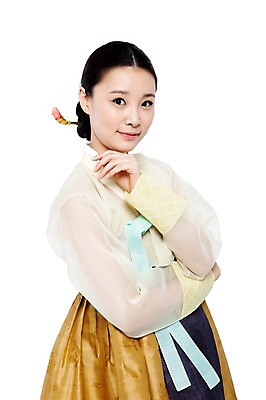 포토 JPG 스튜디오촬영 한국문화 한국전통 전통 여자 명절 전통문화 포즈 한국 실내 한명 미소 웃음 누끼 사람 동양인 20대 성인 옆모습 치마 한국인 우아함 전통의상 한복 저고리 비녀 쪽머리 여자만 여자한명만 성인여자만 청년만 청년여자만 성인한명만 청년여자한명만 성인여자한명만 성인만 국내포토 1 동양문화 헤어스타일 기념일 아시아 문화 뷰포인트 컨셉 하의 전통소품 표정 인종 청년 내부 파일형식 헤어액세사리