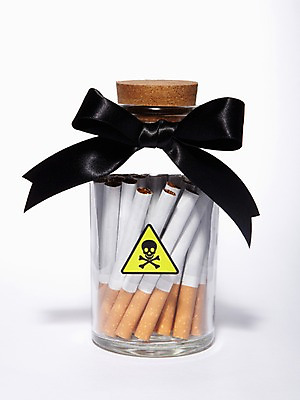 포토 JPG 스튜디오촬영 리본 캠페인 유리병 해골 담배 실내 건강 경고 사람없음 건강관리 뚜껑 끈 독약 병 알림 담기 금연 취급주의 국내포토 식기 모션 병_용기 뼈 관리 내부 사회이슈 파일형식