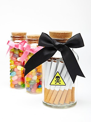 포토 JPG 스튜디오촬영 리본 캠페인 유리병 디저트 해골 담배 실내 건강 사탕 경고 사람없음 건강관리 뚜껑 끈 독약 병 알림 담기 금연 취급주의 국내포토 식기 음식 모션 병_용기 뼈 관리 내부 사회이슈 파일형식