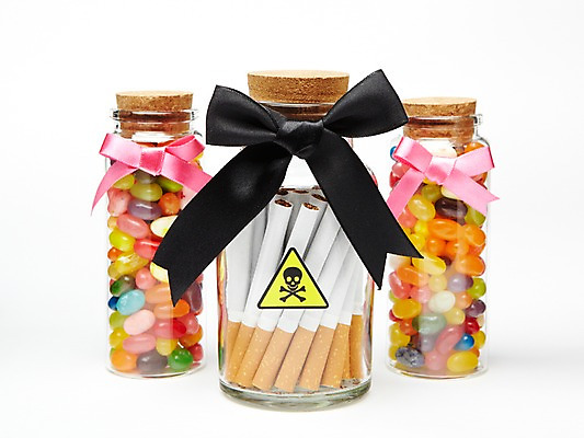 포토 JPG 스튜디오촬영 리본 캠페인 유리병 디저트 해골 담배 실내 건강 사탕 경고 사람없음 건강관리 뚜껑 끈 독약 병 알림 담기 금연 취급주의 국내포토 식기 음식 모션 병_용기 뼈 관리 내부 사회이슈 파일형식