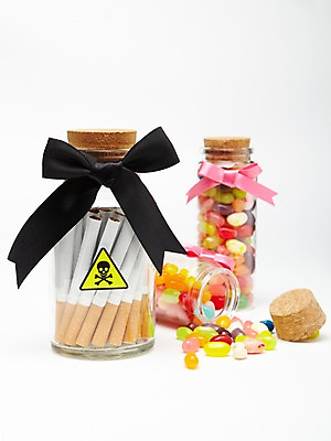 포토 JPG 스튜디오촬영 리본 캠페인 유리병 디저트 해골 담배 실내 건강 사탕 경고 사람없음 건강관리 뚜껑 끈 독약 병 알림 담기 금연 쏟아짐 취급주의 국내포토 식기 음식 모션 병_용기 뼈 관리 내부 사회이슈 파일형식