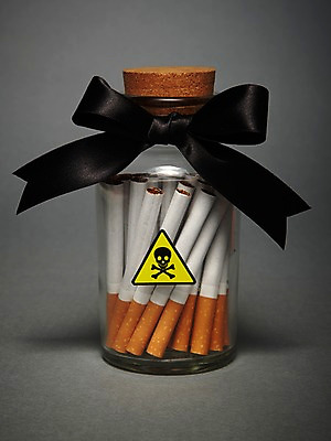 포토 JPG 스튜디오촬영 리본 캠페인 유리병 해골 담배 실내 건강 경고 사람없음 건강관리 뚜껑 끈 독약 병 알림 담기 금연 취급주의 국내포토 식기 모션 병_용기 뼈 관리 내부 사회이슈 파일형식