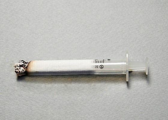 포토 JPG 스튜디오촬영 캠페인 의학 의료기기 흡연 담배 실내 건강 주사기 경고 사람없음 건강관리 의료용품 담뱃재 알림 눈금 치수 금연 기호식품 담배꽁초 한개비 국내포토 1 음식 관리 내부 사회이슈 파일형식