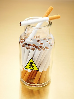 포토 JPG 스튜디오촬영 캠페인 유리병 해골 담배 실내 건강 경고 사람없음 건강관리 독약 병 알림 담기 금연 취급주의 국내포토 식기 모션 병_용기 뼈 관리 내부 사회이슈 파일형식