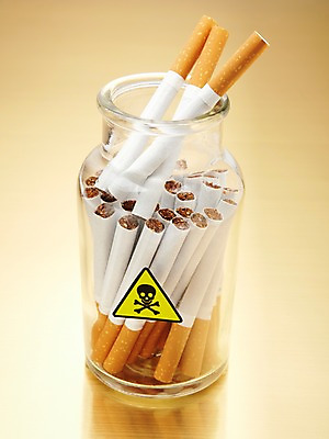 포토 JPG 스튜디오촬영 캠페인 유리병 해골 담배 실내 건강 경고 사람없음 건강관리 독약 병 알림 담기 금연 취급주의 국내포토 식기 모션 병_용기 뼈 관리 내부 사회이슈 파일형식