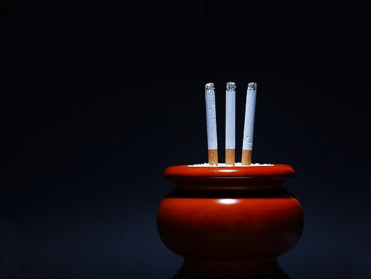 포토 JPG 스튜디오촬영 캠페인 담배 실내 건강 경고 사람없음 건강관리 연기 담뱃재 알림 제사 제기_제사 금연 담배꽁초 향 제사상 담배연기 제사용품 향로_분향 국내포토 관리 내부 사회이슈 오브젝트 전통의례 파일형식