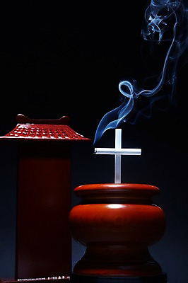 포토 JPG 스튜디오촬영 캠페인 십자가 담배 실내 건강 경고 사람없음 건강관리 연기 담뱃재 알림 제사 제기_제사 금연 담배꽁초 향 제사상 담배연기 제사용품 향로_분향 국내포토 관리 내부 사회이슈 오브젝트 전통의례 파일형식