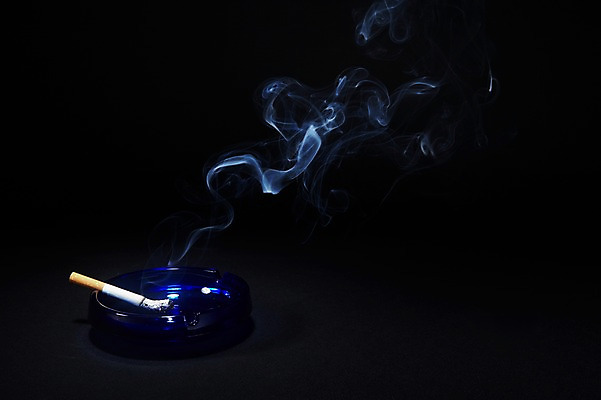 포토 JPG 스튜디오촬영 캠페인 흡연 담배 실내 건강 경고 사람없음 건강관리 연기 담뱃재 알림 금연 기호식품 재떨이 담배연기 한개비 국내포토 1 음식 관리 내부 사회이슈 파일형식