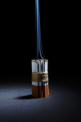 포토 JPG 스튜디오촬영 밧줄 줄 캠페인 흡연 담배 실내 건강 경고 사람없음 건강관리 끝 연기 폭탄 담뱃재 알림 금연 기호식품 담배연기 노끈 다이너마이트 국내포토 음식 관리 내부 폭발물 사회이슈 파일형식