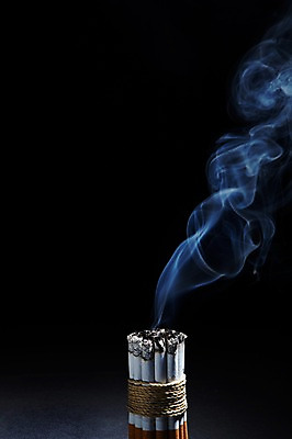 포토 JPG 스튜디오촬영 밧줄 줄 캠페인 흡연 담배 실내 건강 경고 사람없음 건강관리 끝 연기 폭탄 담뱃재 알림 금연 기호식품 담배꽁초 담배연기 노끈 다이너마이트 국내포토 음식 관리 내부 폭발물 사회이슈 파일형식