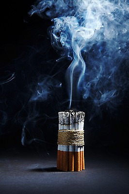 포토 JPG 스튜디오촬영 밧줄 줄 캠페인 흡연 담배 실내 건강 경고 사람없음 건강관리 끝 연기 폭탄 담뱃재 알림 금연 기호식품 담배꽁초 담배연기 노끈 다이너마이트 국내포토 음식 관리 내부 폭발물 사회이슈 파일형식