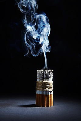 포토 JPG 스튜디오촬영 밧줄 줄 캠페인 흡연 담배 실내 건강 경고 사람없음 건강관리 끝 연기 폭탄 담뱃재 알림 금연 기호식품 담배꽁초 담배연기 노끈 다이너마이트 국내포토 음식 관리 내부 폭발물 사회이슈 파일형식