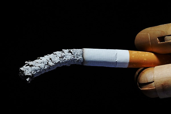 포토 JPG 스튜디오촬영 손 인형 캠페인 흡연 담배 실내 건강 경고 들기 근접촬영 사람없음 모형 건강관리 담뱃재 알림 목각인형 관절인형 금연 기호식품 한개비 국내포토 1 음식 뷰포인트 모션 관리 내부 신체부위 사회이슈 파일형식