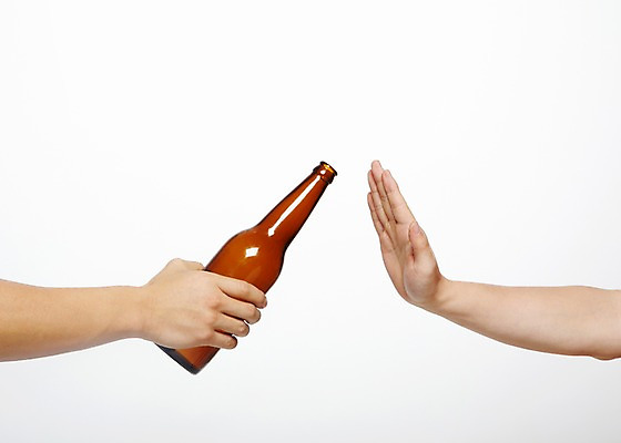 포토 JPG 스튜디오촬영 손 캠페인 포즈 모션 유리병 맥주 실내 건강 손바닥 들기 사람 손짓 두명 신체부위 건강관리 알코올 병 거절 알림 맥주병 금주 국내포토 식기 컨셉 술병 병_용기 주류 관리 내부 파일형식