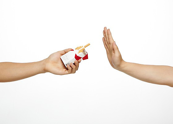포토 JPG 스튜디오촬영 손 캠페인 포즈 모션 담배 실내 건강 손바닥 들기 사람 손짓 두명 신체부위 건강관리 거절 알림 금연 기호식품 담배갑 국내포토 음식 컨셉 관리 내부 사회이슈 파일형식