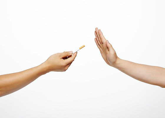 포토 JPG 스튜디오촬영 손 캠페인 포즈 모션 담배 실내 건강 손바닥 들기 사람 손짓 두명 신체부위 건강관리 거절 알림 금연 기호식품 한개비 국내포토 1 음식 컨셉 관리 내부 사회이슈 파일형식